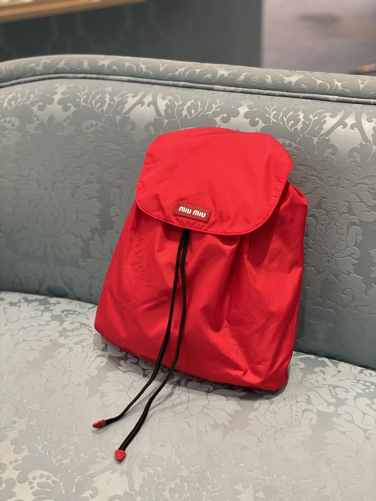 MIU MIU近日打造了一款新的尼龍後背包，採取像是環保購物袋的收納、變身方式，輕巧又實用。記者吳曉涵／攝影