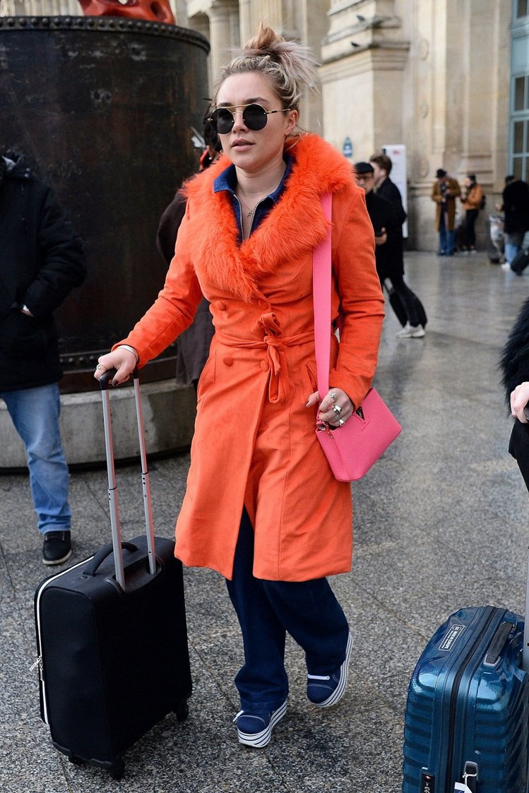 佛蘿倫絲普伊詮釋桃粉色Capucines迷你手袋，搭配橘色相當亮眼。圖／LV提供
