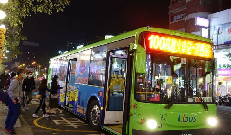一名網友PO文表示，在台灣的公車內時常聽到一堆「喀喀聲」，或是引擎聲音超大聲，他每次坐公車時都感覺零件好像是要解體一樣。示意圖。 記者楊濡嘉／攝影