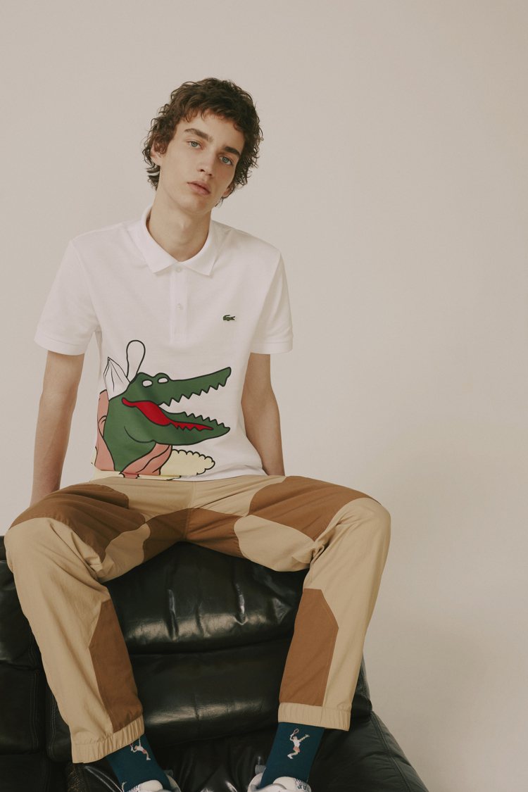 LACOSTE X Jean-Michel Tixier穿帽T的鱷魚短袖Polo衫，售價2,580元。圖／LACOSTE提供