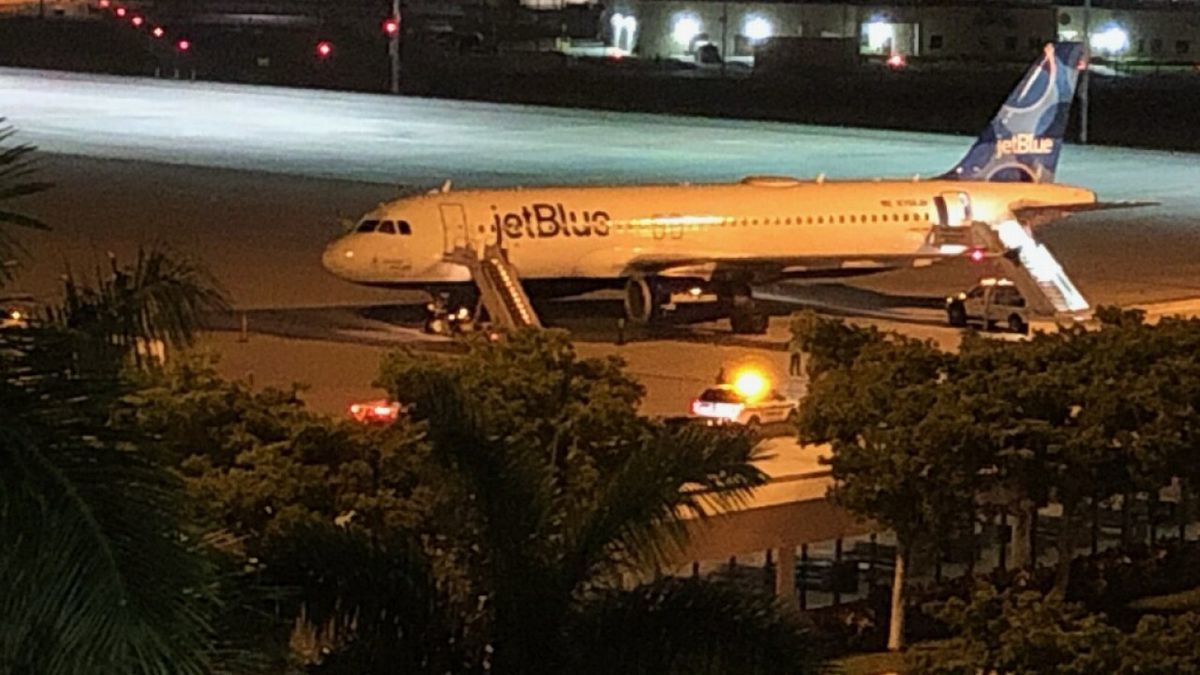 捷藍航空編號B6-253航班，11日晚間從紐約市飛到佛州棕櫚灘。機上一位乘客於飛機著陸後告知機組員，接獲新冠肺炎篩檢結果呈陽性的通知。捷藍航空直接宣布，將此人列入終身拒載的黑名單。畫面翻攝：WFLX.com