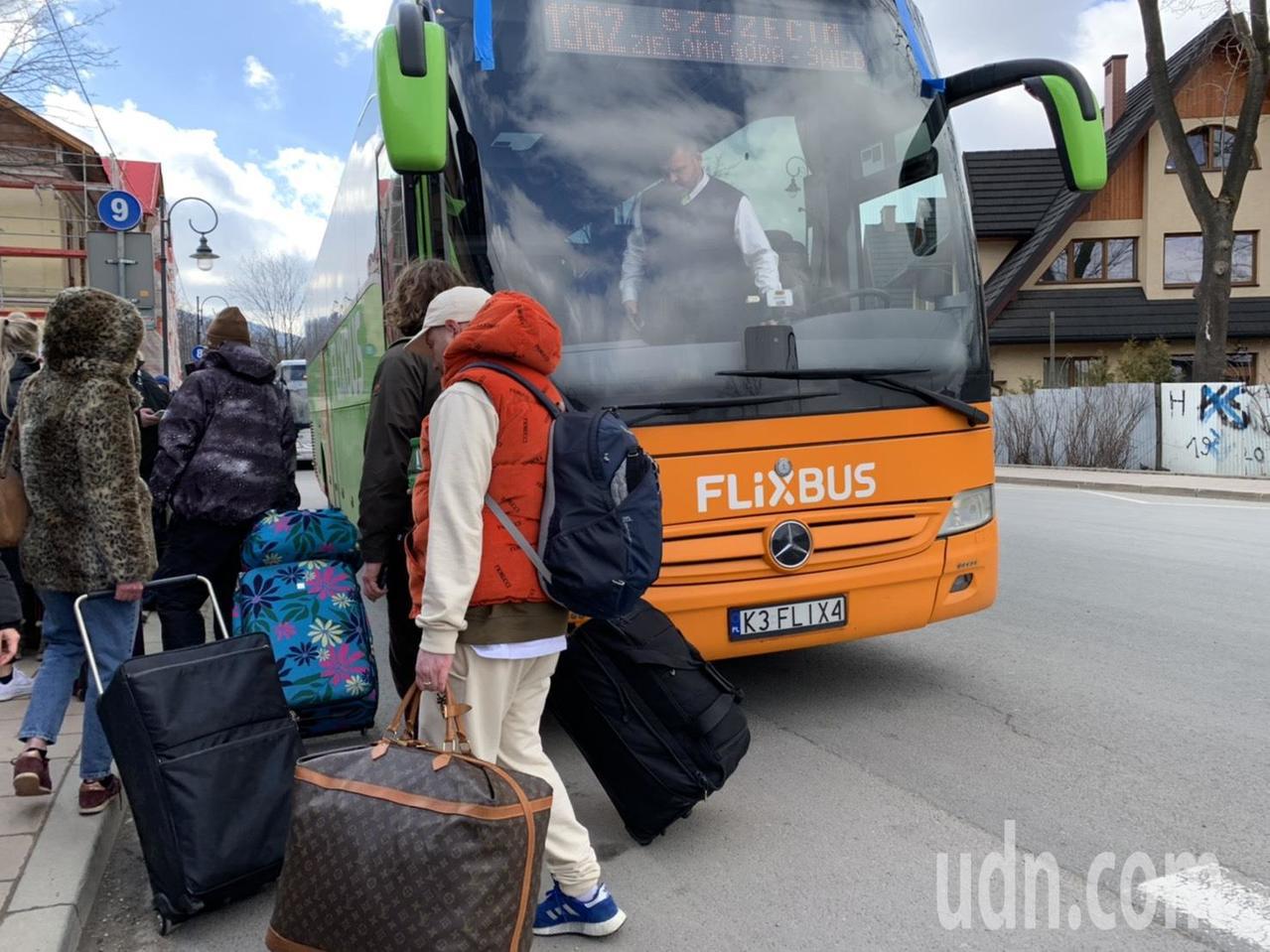 波蘭的巴士站湧入大批乘客，要趕回各自的國家。圖／王小姐提供