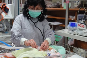 馬偕醫院新生兒科資深醫師許瓊心，用心照顧早產兒，希望降低失能。圖／馬偕醫院提供