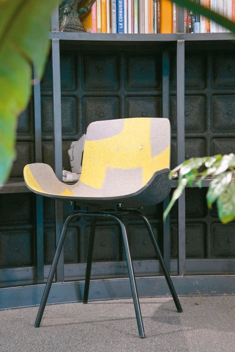 黃謙智以被丟棄的運動品牌織物重製成布料體做出椅子。 記者陳立凱／攝影