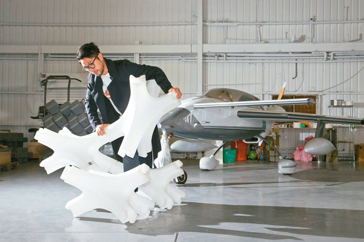 黃謙智期待飛機等交通工具未來也能由回收材料打造。 記者陳立凱／攝影