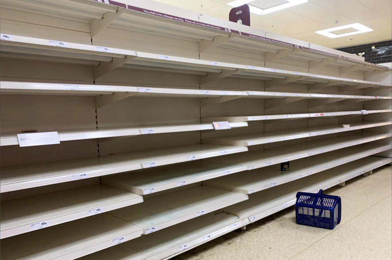 一名住在英國的女網友PO文提到，自己到超市去買生菜沙拉，結果發現能長久保存的食品全部都被掃光而且持續缺貨中，讓她不禁苦笑的說「英國適者生存戰正式開打！」路透社