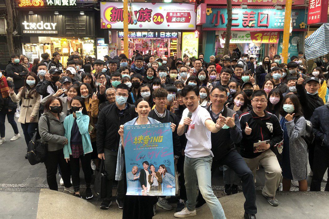 阿KEN和紀培慧（左）為電影「練愛iNG」上街宣傳。圖／藝起娛樂提供