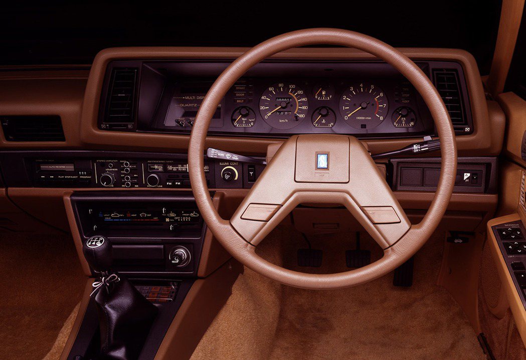 第三代Silvia的迴旋鏢式方向盤做得更窄，類倒V形狀。 摘自Nissan