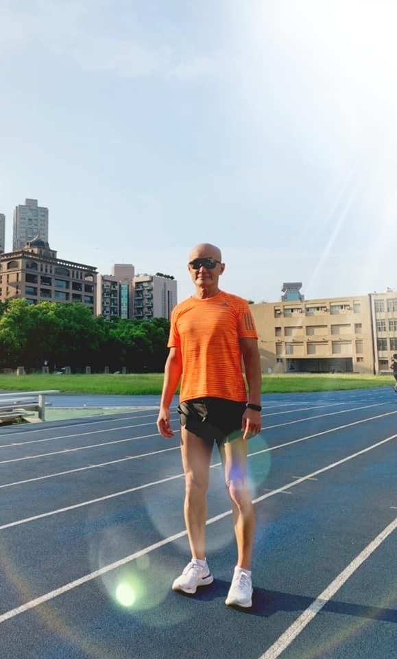 劉偉民是每天早起慢跑的人，身材結實挺拔，鍛鍊出更大的抗壓性。 圖／取自50+(F...