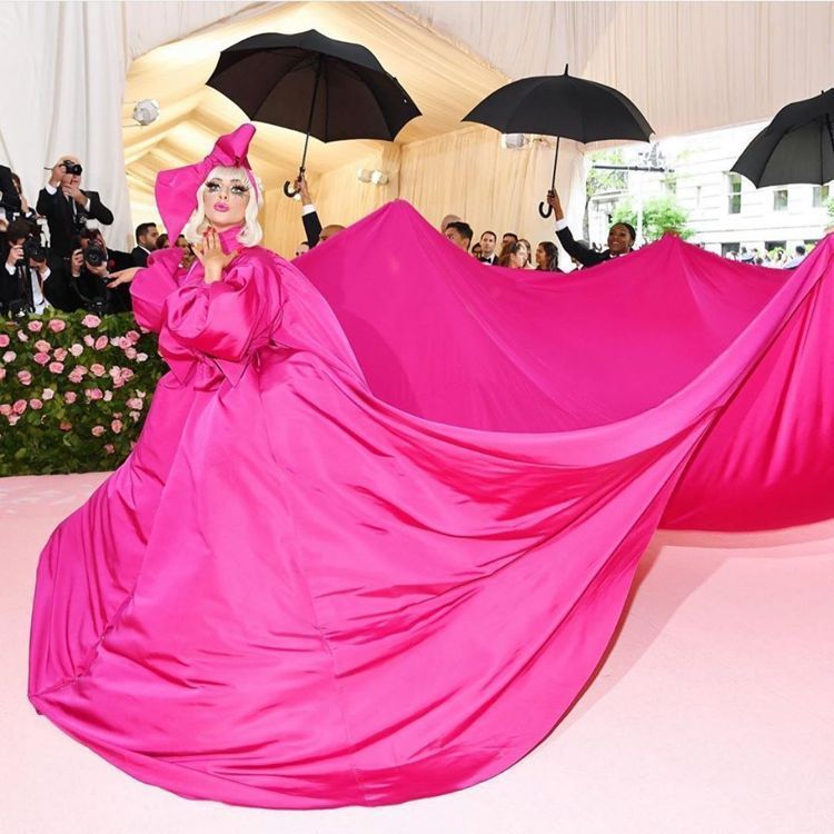 女神卡卡（Lady Gaga）穿桃紅色Brandon Maxwell大禮服出席2019年MET GALA。圖／取自IG