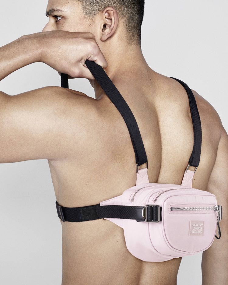 ECONYL Cannon腰包以柔嫩粉色登場，配襯陽剛裸男造型帶來對比視覺。圖／BURBERRY提供
