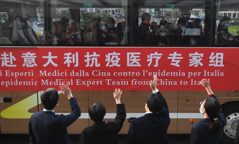 浙江省17日組建中國抗疫醫療專家組共12人赴義大利，送行者揮手致意。 中新社
