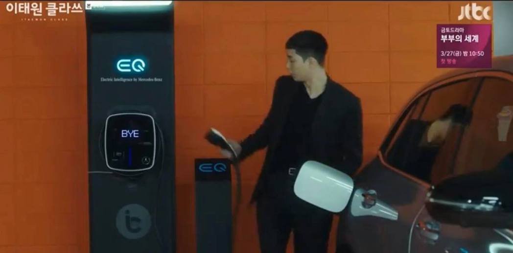 EQC專用的Mercedes-Benz壁掛式交流充電器，也都出現在劇中。 摘自戲...