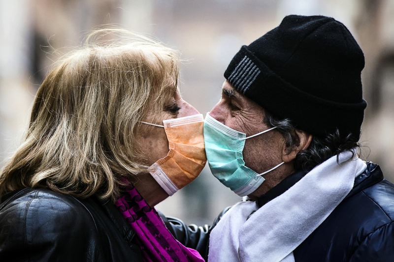 專欄作家佛里曼17日撰文指出，新冠病毒危機已形成新的歷史分水嶺。圖為新冠疫情嚴重的義大利，17日有一對夫婦在羅馬博爾戈皮奧區，戴著口罩彼此親吻。歐新社