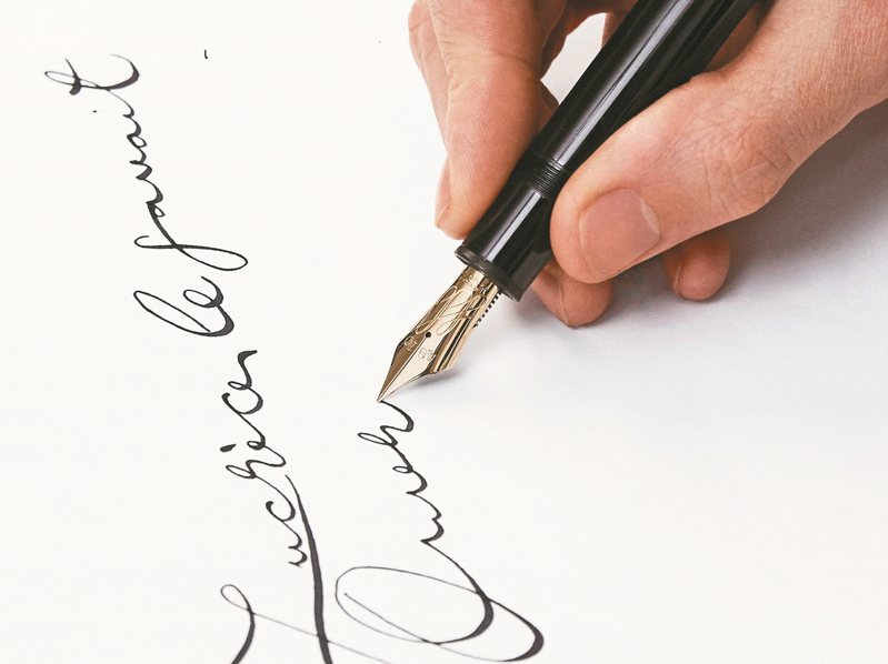 書寫工具也是另一項值得讓人琢磨的部分，不同的筆尖能寫出不同的筆觸。 圖／萬寶龍提供