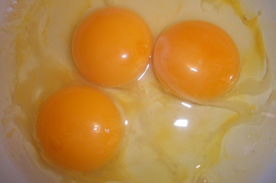 挑選雞蛋新鮮與否有其方法。1顆蛋有蛋殼、蛋膜、蛋白、蛋黃等結構，由繫帶固定蛋黃，...