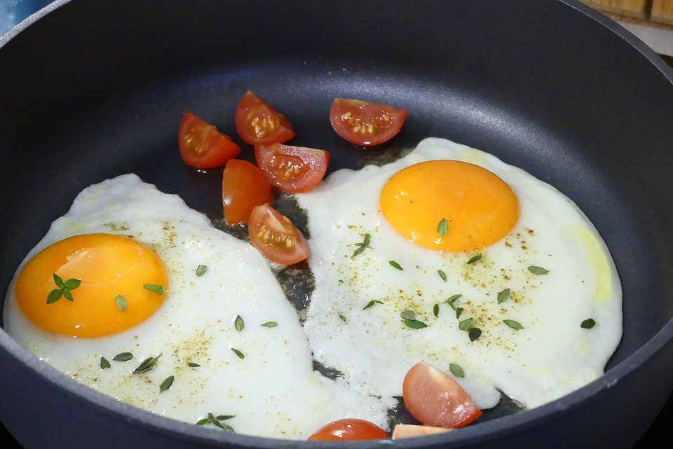 蛋黃的營養價值比蛋白來得高，蛋黃是蛋的精華，各種營養成分比蛋白高出許多。 圖／p...