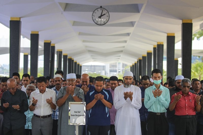 3月13日，馬來西亞伊斯蘭教徒仍於清真寺內集體禱告。 圖／歐新社