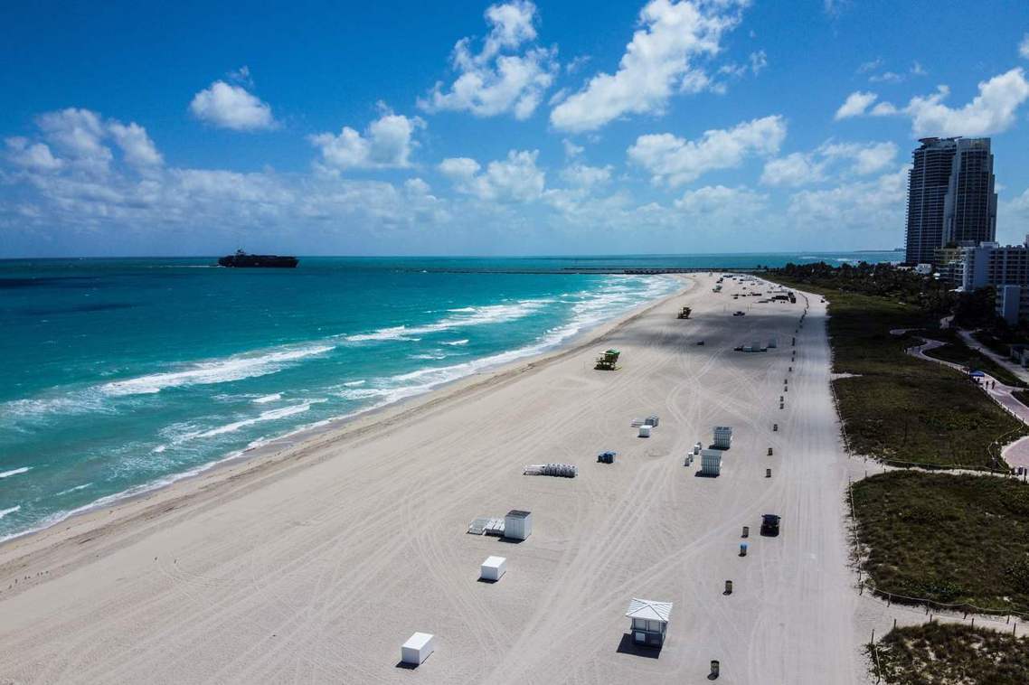 政府展開清場後的邁阿密海灘。 圖／美聯社
