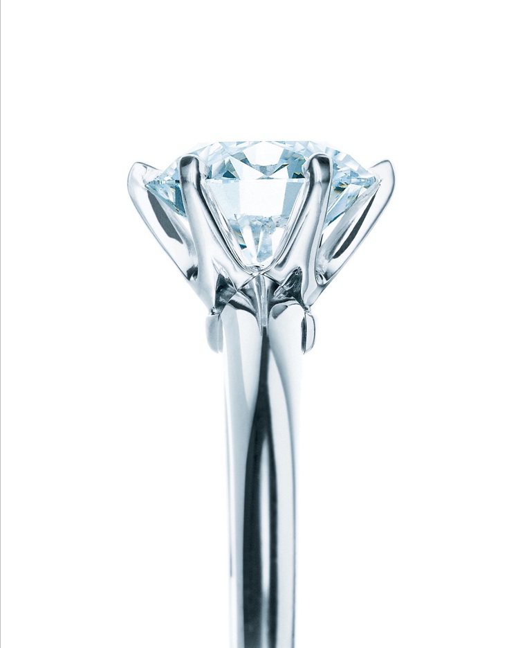 六個重量、大小和角度都相同的鉑金托爪，以準確的深度和完美角度將鑽石托鑲於戒台上。圖 / Tiffany提供。