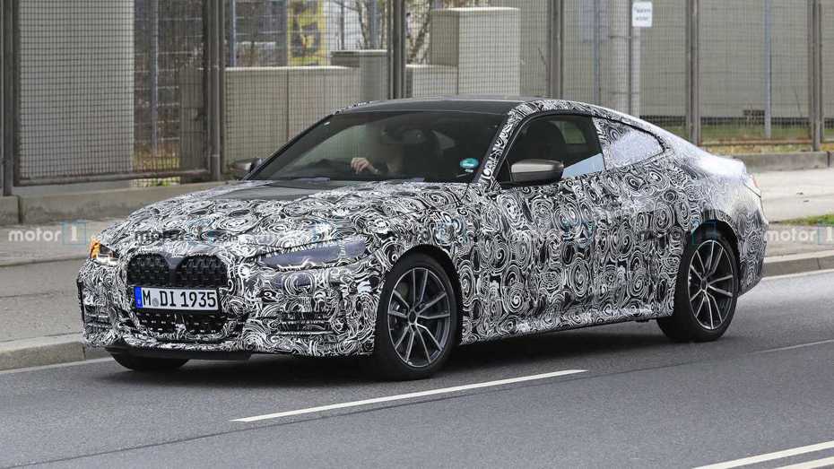 新世代BMW 4 Series偽裝車的大鼻孔清晰可見。 摘自Motor 1