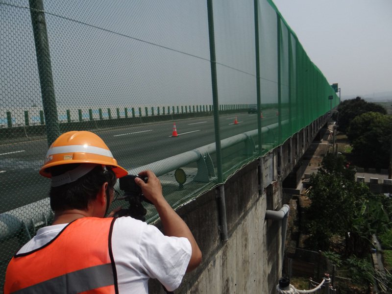 保育人員記錄紫斑蝶飛越高速公路的情況。記者蔡維斌／攝影