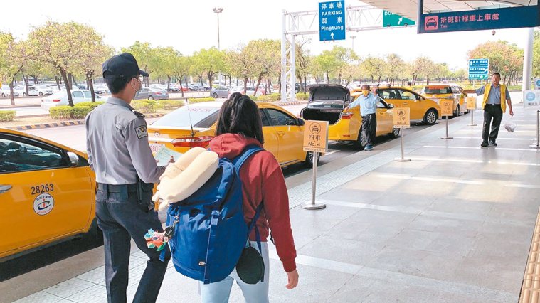 指揮中心指揮官陳時中表示，目前規定搭大眾運輸時要全程戴口罩，但有計程車司機也很憂...