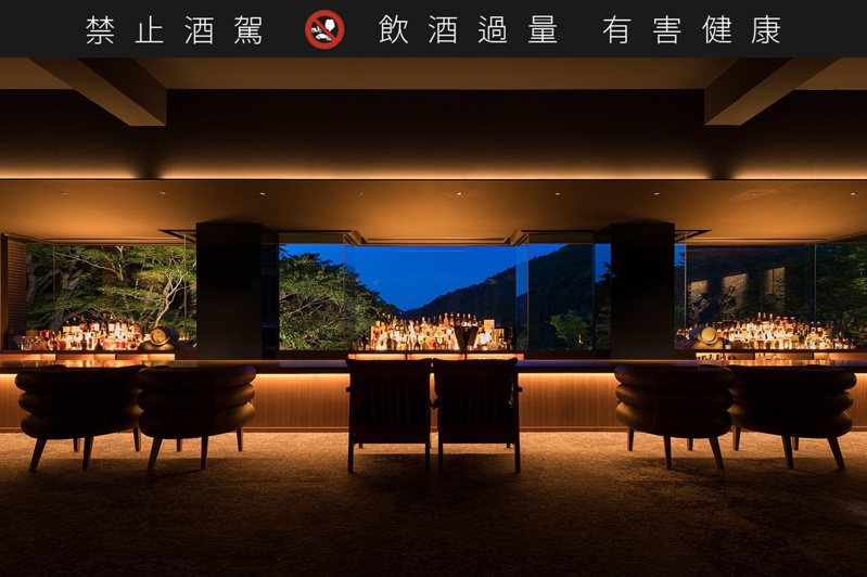 Bar Hotel 箱根香山的酒吧，有著大片窗景點綴。圖／取自Bar Hotel 箱根香山官網【提醒您：飲酒過量，有礙健康】