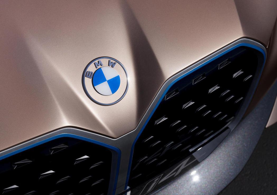 BMW換上全新廠徽。 圖／BMW提供
