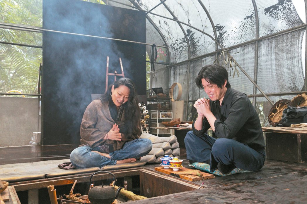 曾志偉(右)與「少少」的鄰居在驚蟄這一天烤火爐喝熱茶。 攝影／陳立凱