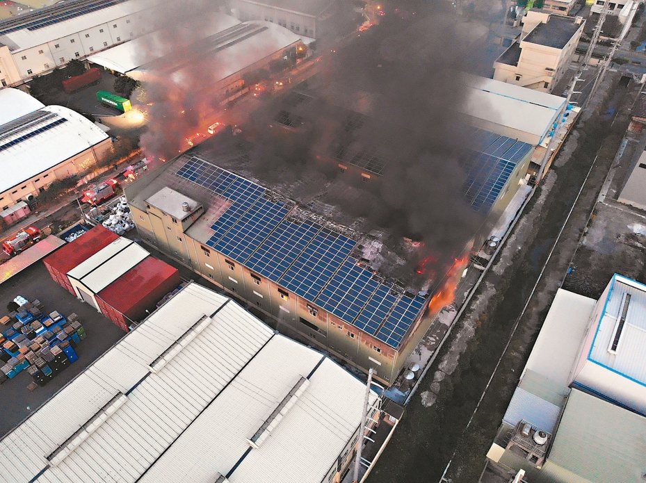 彰化芳苑工廠日前火警，燒毀太陽能板。 圖／阿鋒Amos提供
