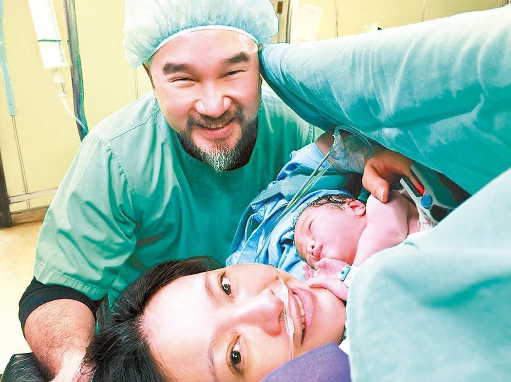 劉真於2016年生下女兒，與辛龍（左）合影。圖／取自辛龍臉書