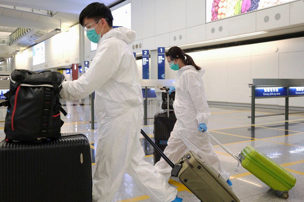 香港近日確診個案約為台灣兩倍，其中多數感染者有國外旅遊史，香港機場也提升檢疫強度。 圖／路透社