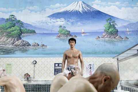 溫泉泡澡會東西：日本「湯治客」的療癒物語