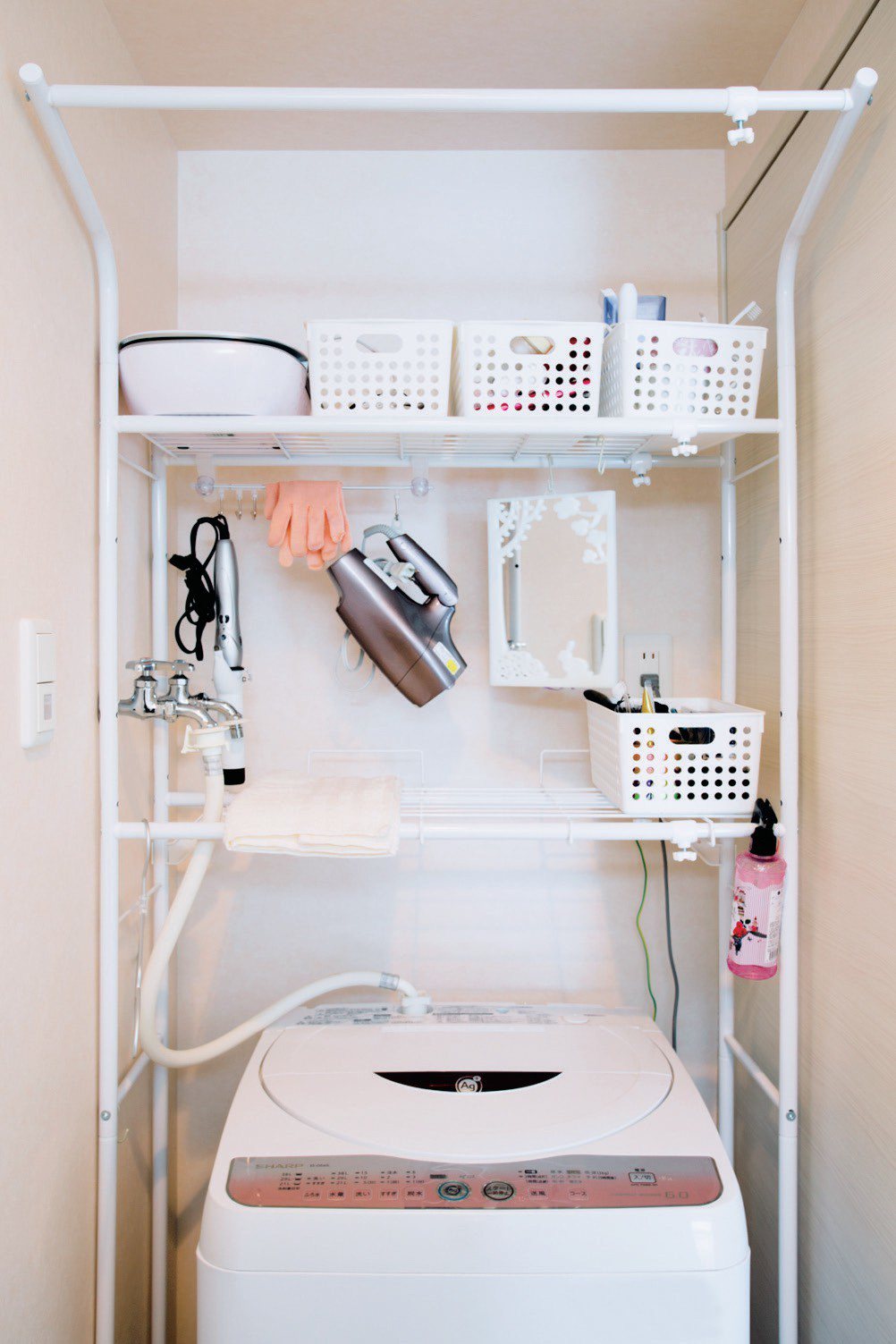 繪里沙趁搬家時買了洗衣機收納架，運用上層空間。圖／幸福文化提供