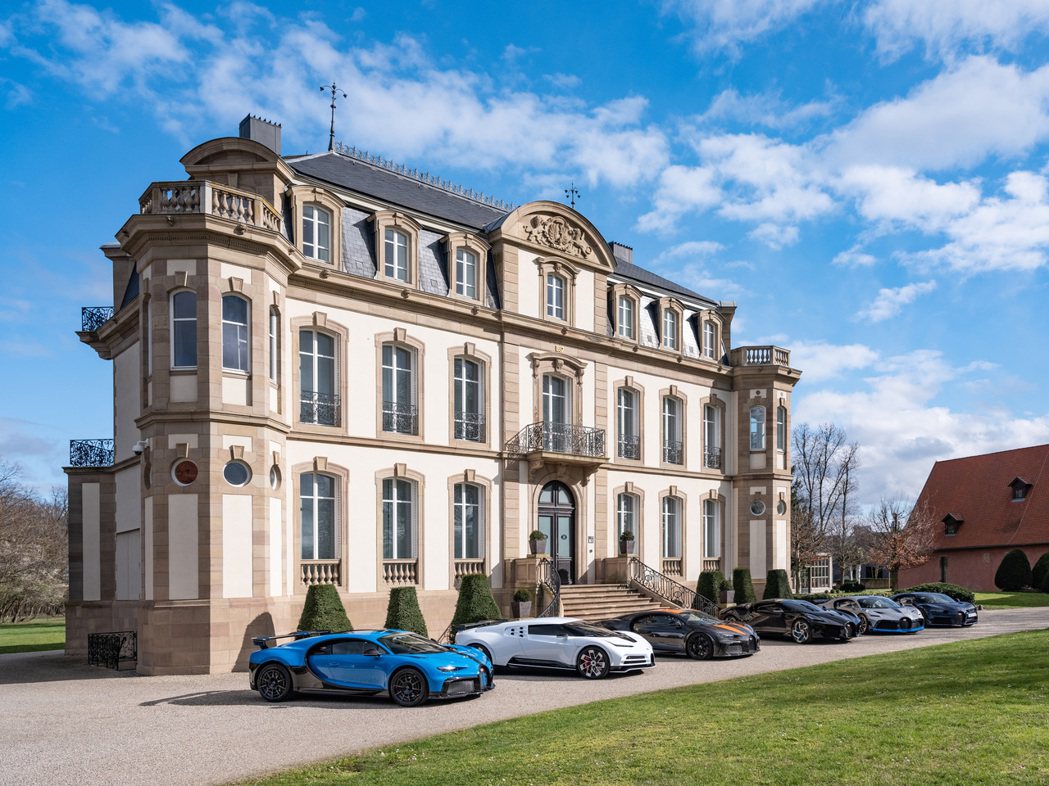 所有的Bugatti Chiron齊聚一堂，總價超過3500萬歐元。 摘自Bug...