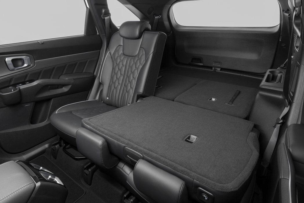 第四代Kia Sorento行李箱容量最大可提供2,100公升。 摘自Kia