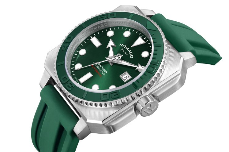 精鋼表殼但以綠色貫穿整體視覺的ROMAGO專業深潛者PRO-AQUANAUT 300系列腕表，霸氣而自信。38,000元。圖 / ROMAGO提供。
