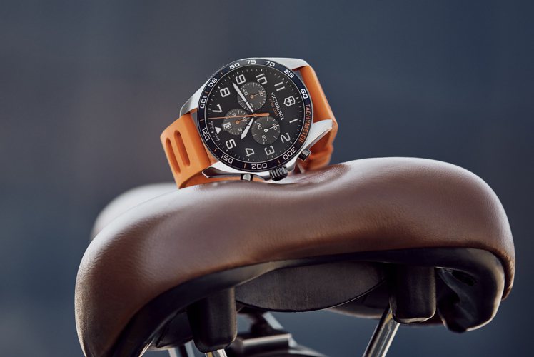 Victorinox的Fieldforce運動計時腕表可搭配黑色與橘色橡膠表帶，低調耐髒或搶眼醒目？任君選擇。圖 / Victorinox提供。