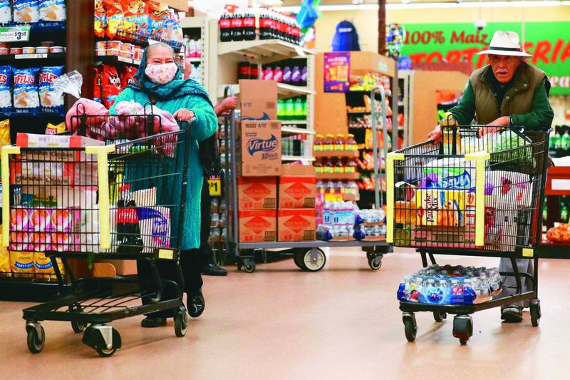 美國有近四千萬窮人很想搶購物資，但卻口袋空空。圖為加州一家超市提早1小時營業，提供早上7時至8時給長者和行動不便者購物。 法新社