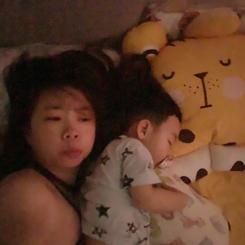 蔡桃貴最近愛緊貼著二伯睡覺。 圖／擷自二伯臉書