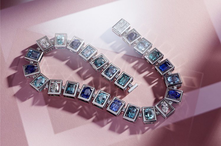 Tiffany Jewel Box高級珠寶系列Frame主題鉑金項鍊，鑲嵌逾36克拉藍寶石、13克拉銅鋰碧璽、16克拉藍碧璽、16克拉海水藍寶石及鑽石，2,813萬5,000元。圖／Tiffany提供