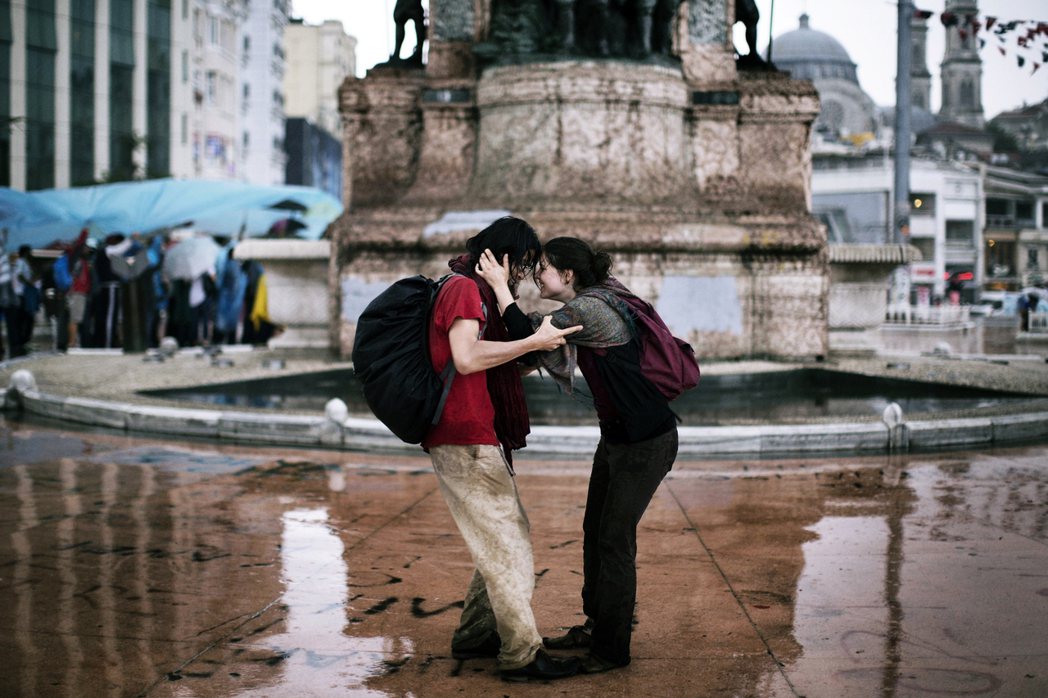 2013年6月14日，一夜鎮壓過後，在塔克辛廣場重逢對望的抗爭者情侶。 圖／法新...