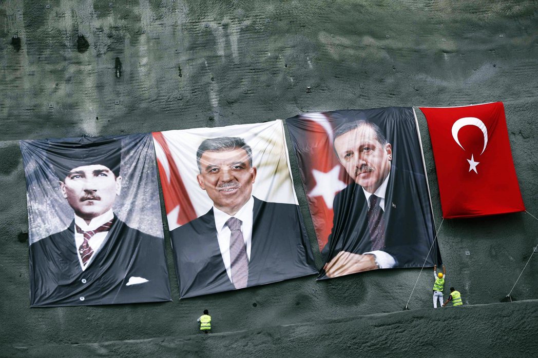 凱末爾、居爾、厄多安與土耳其國旗在伊斯坦堡的巨無霸海報。 圖／路透社