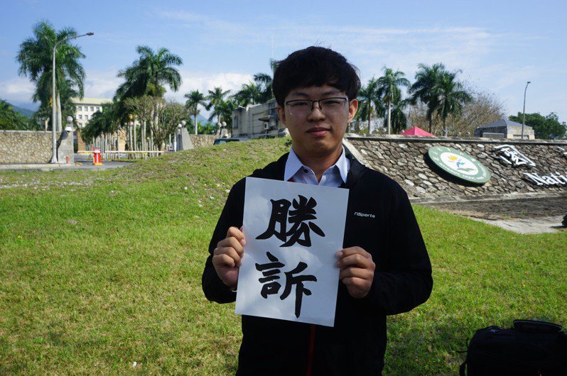 東華大學學生陳旻傑表示，會依據判決結果，向教育部重提訴願。記者王燕華／攝影