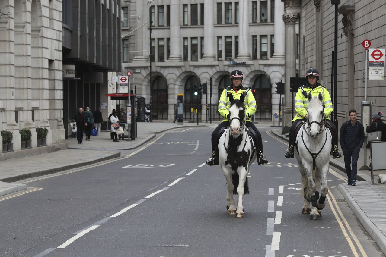 在英國倫敦街頭巡邏的警察。（美聯社）