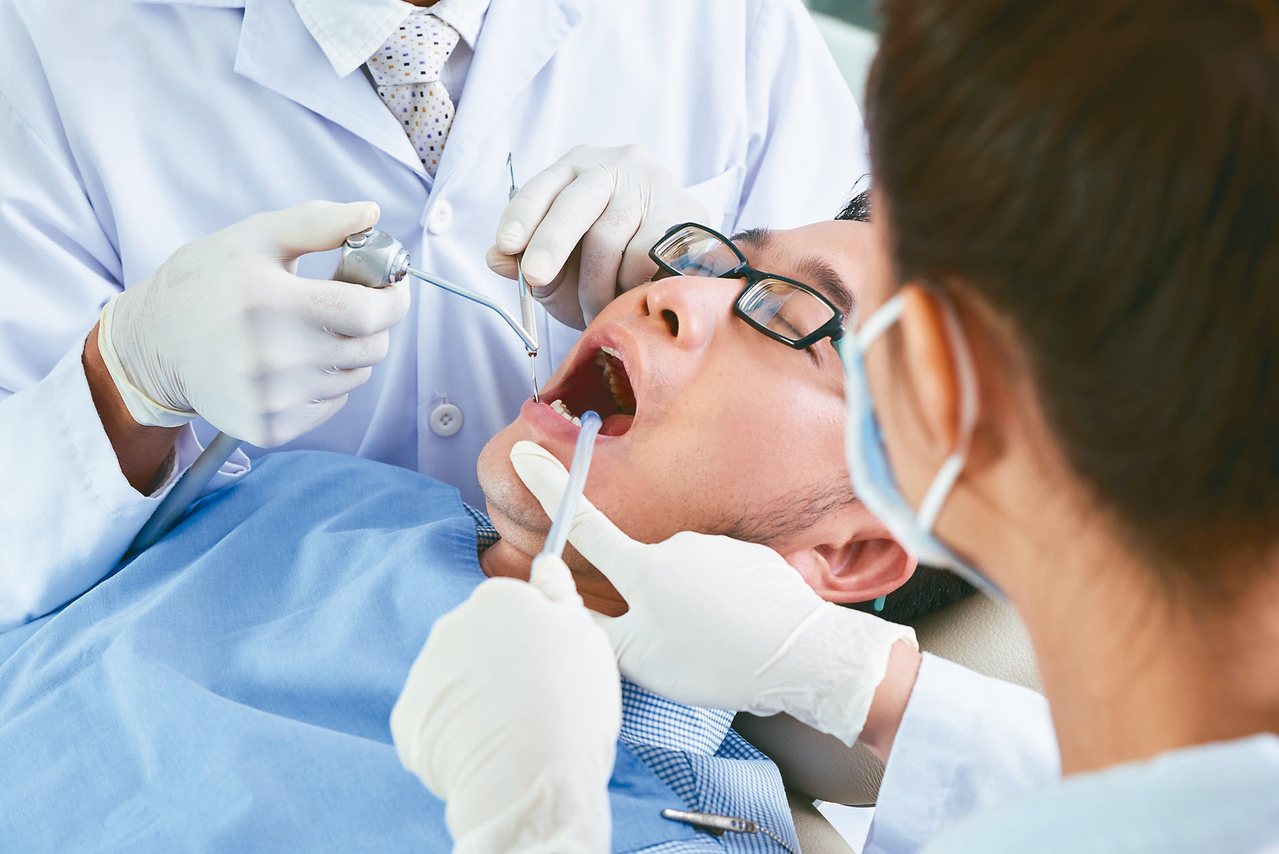 到底該不該拔牙齒？應該與醫師討論最適當的治療方式。<br />圖／123RF