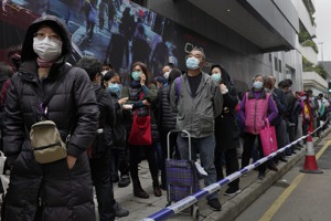 由於2003年SARS疫情造成多人死亡的慘痛經驗，香港民眾這次面臨新冠肺炎疫情時保留人人戴口罩的習慣。 美聯社