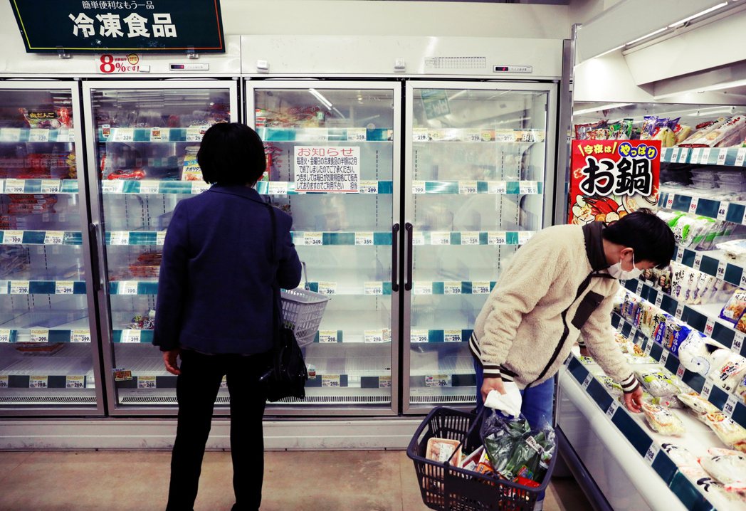 傳出「東京封鎖」的可能之後，東京都內的超市、小賣店等都發生若干的搶購掃貨現象，隨...