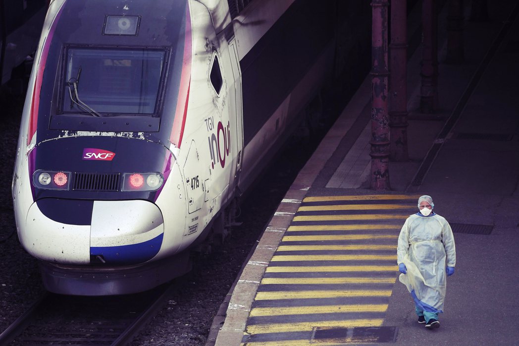 26日，法國高鐵第一列「救命特快車」自亞爾薩斯地區發動，成功地將20名確診重症病...